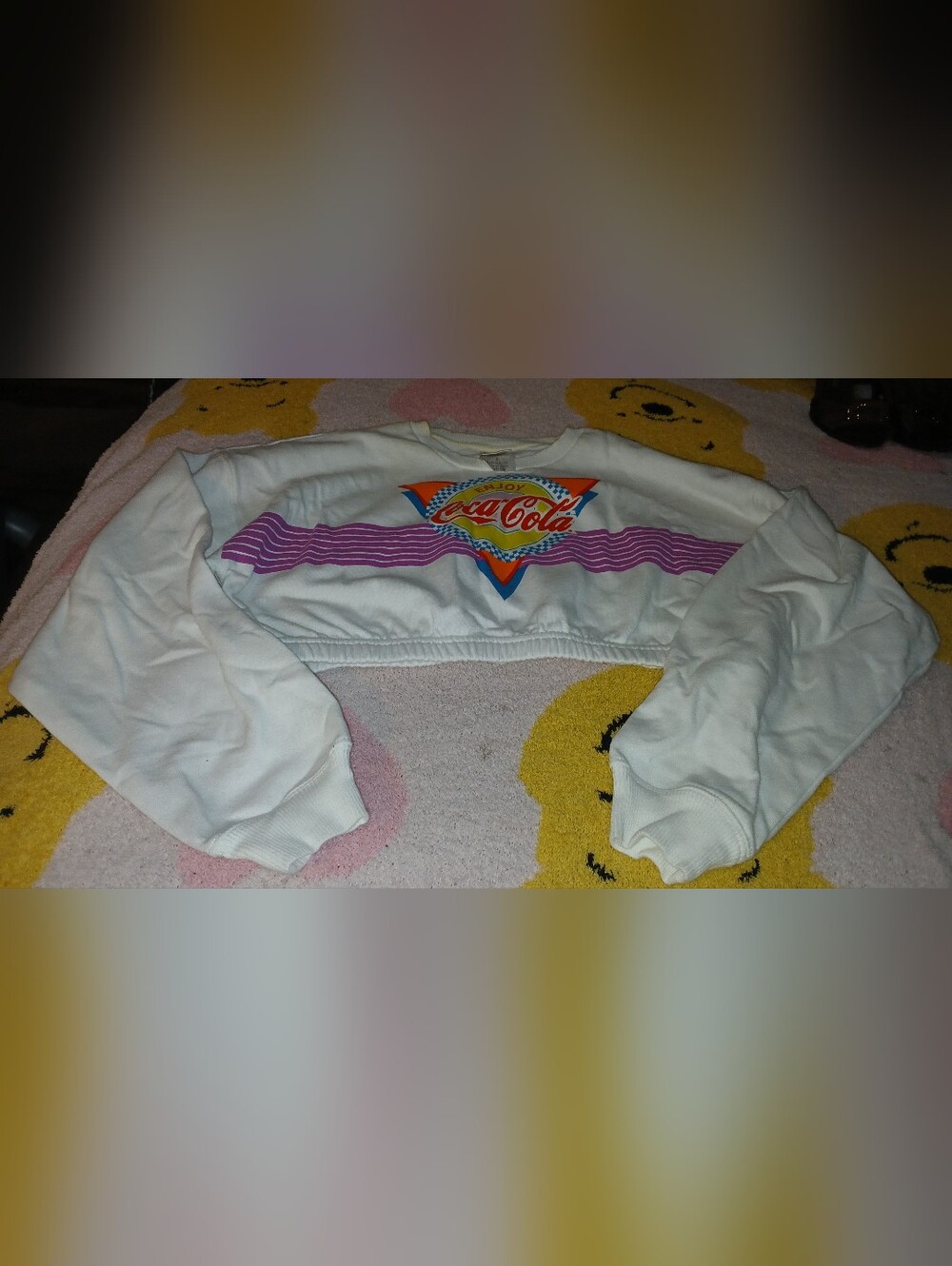 Pre-loved Coca-Cola White Cropped Sweatshirt with Retro Logo.